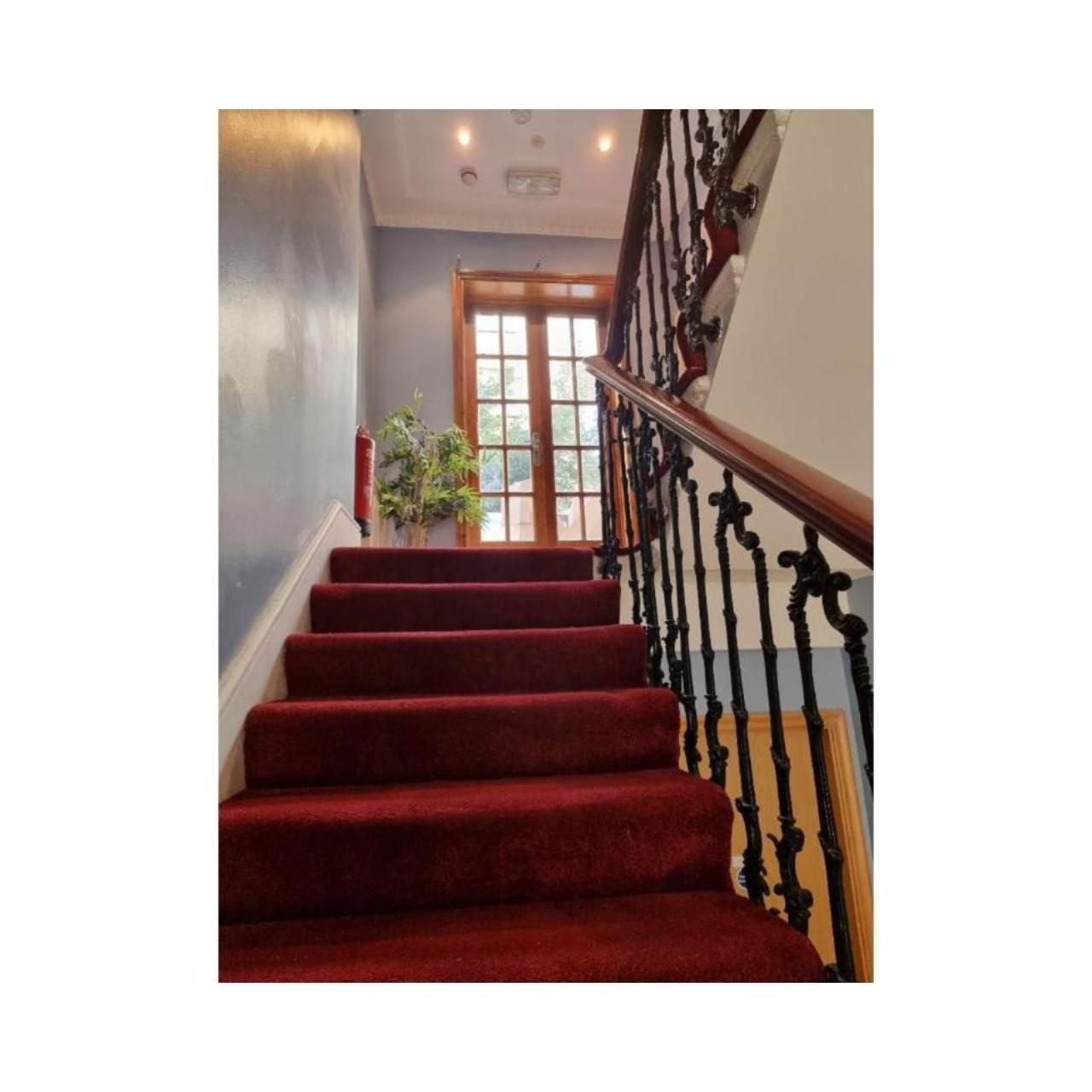 Fb1-Spacious Basement Studio Flat Fits 2- Near Hyde Park 런던 객실 사진