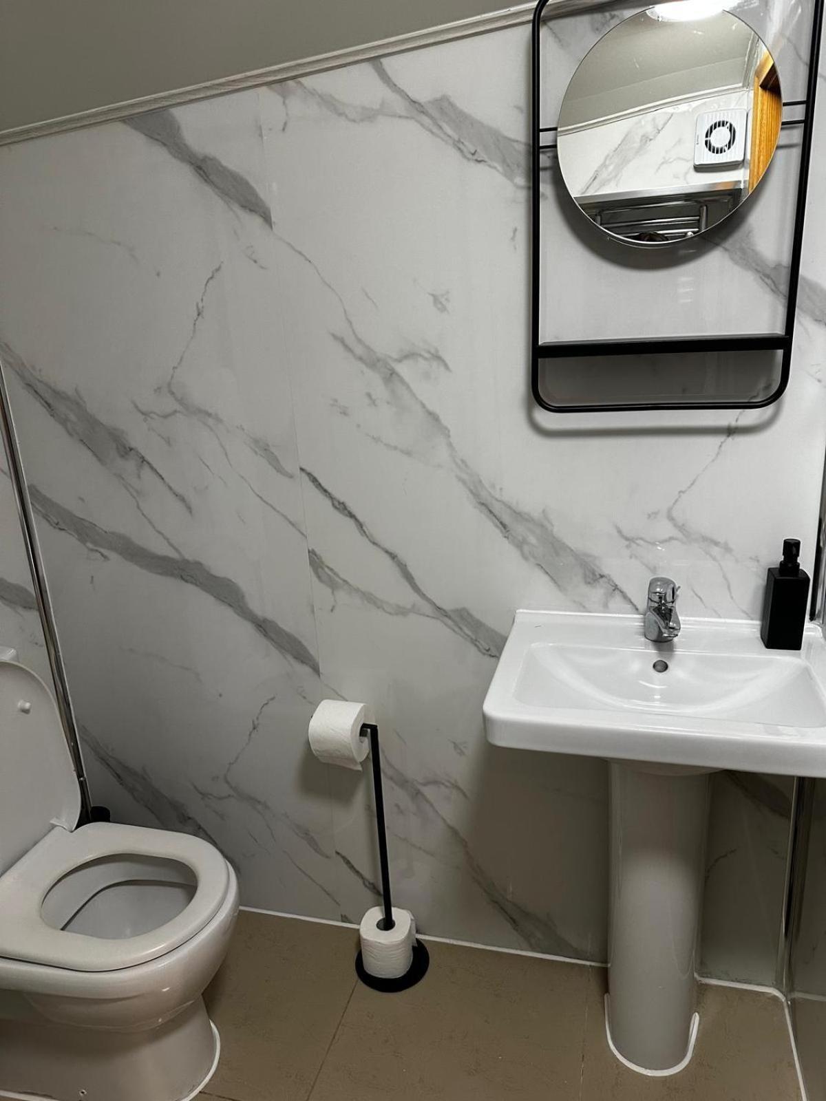 Fb1-Spacious Basement Studio Flat Fits 2- Near Hyde Park 런던 외부 사진